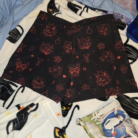 BM Demon Cats Cuffed Shorts - Picture 5 of 5